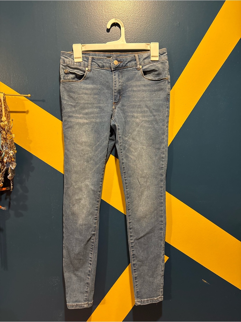 Tahari Medium Wash Low Rise Skinny Jeans EUC